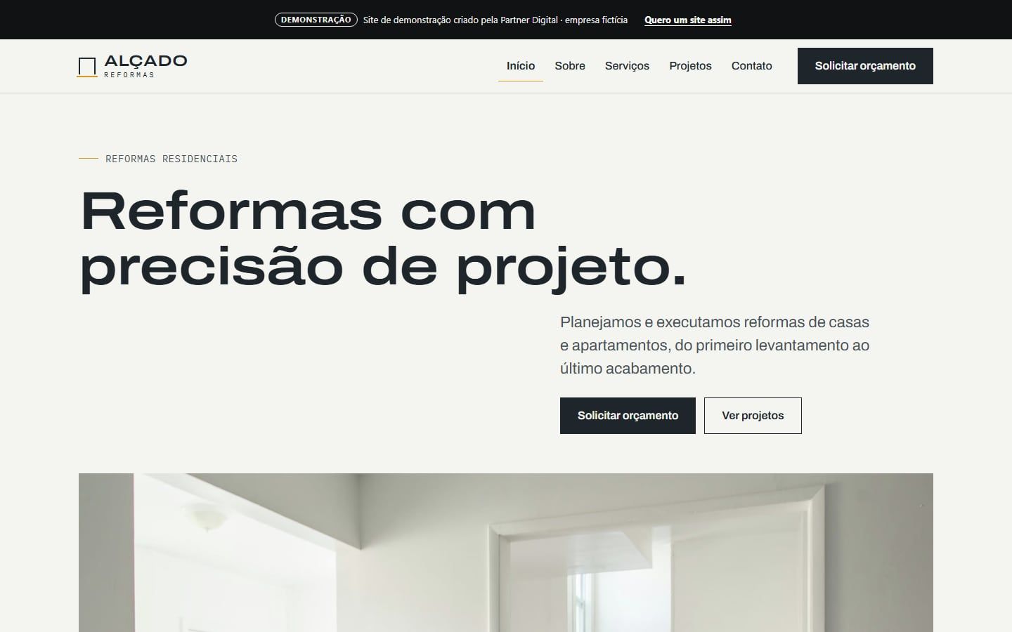 Topo do site de demonstração Alçado Reformas: fundo claro, título em letras largas escuras e foto de uma sala clara em reforma